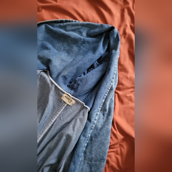 Hooded jean jacket size medium - Picture 6 of 8